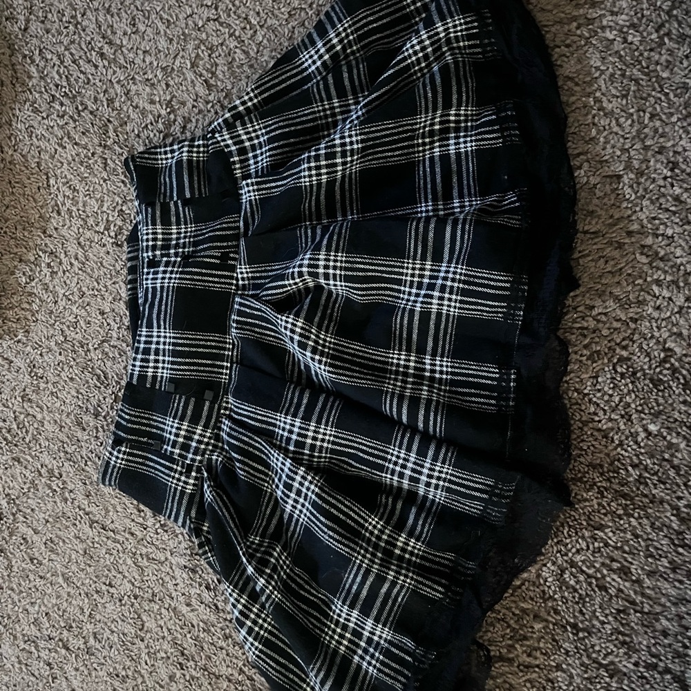 ROMWE Black and White Plaid Pleated Mini Skirt with Lace Hem